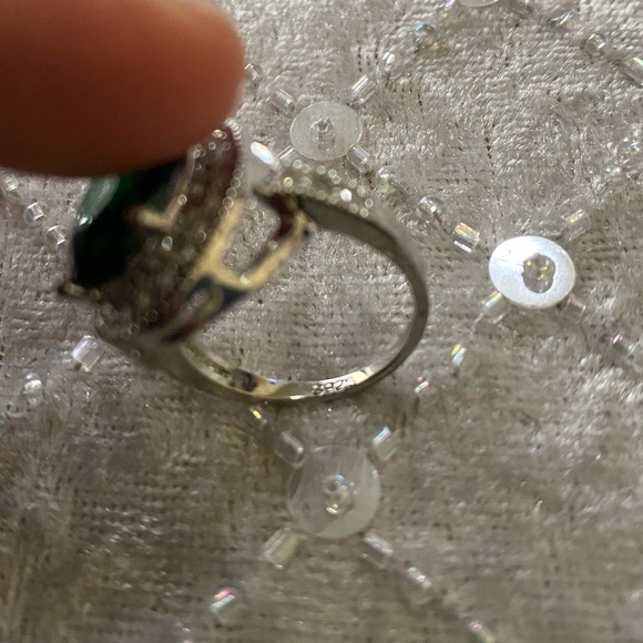 Gorgeous Oval Cut 2.95ct Emerald 925 Silver Ring - Picture 7 of 7